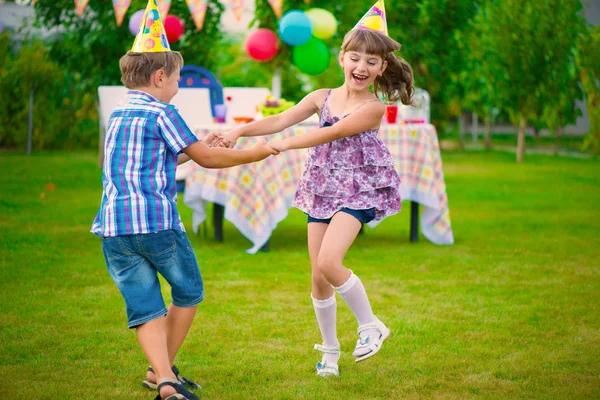 Dwa małe dzieci taniec roundelay — Zdjęcie stockowe