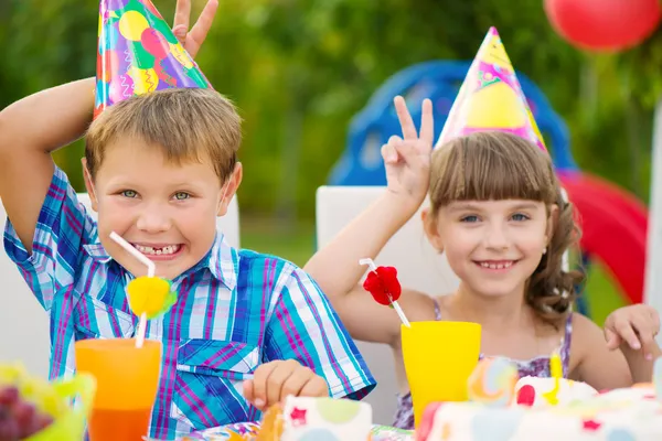 Birthday party with colorful cake at backyard — Stock Photo, Image