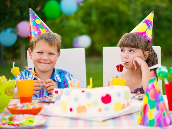 Festa de aniversário com bolo colorido no quintal — Fotografia de Stock