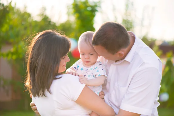 Lycklig familj med baby son i park — Stockfoto