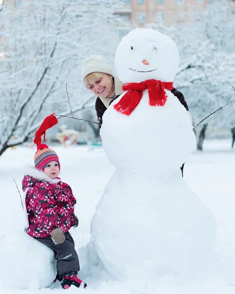 Nagymama és unokája, játszani a hóban — Stock Fotó