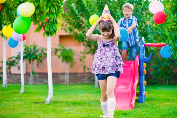 Due bambini felici che scivolano al parco giochi — Foto Stock