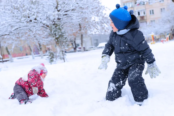 两个快乐的孩子们打雪球 — 图库照片