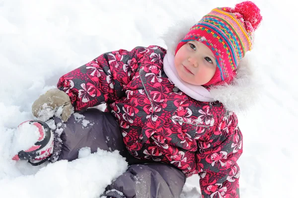 Vackra flicka har en kul i snö — Stockfoto