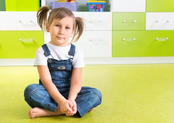 Meisje zit op de vloer — Stockfoto