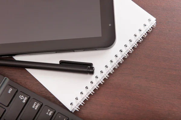 Tablet computer and laptop on desk — Stock Photo, Image