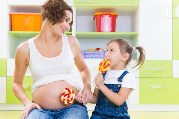 Έγκυος mothe rand κόρη με γλειφιτζούρια — Stock fotografie