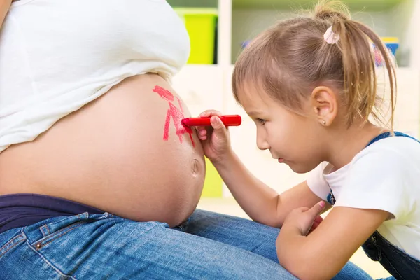 Målning på gravid mamma mage — Stockfoto