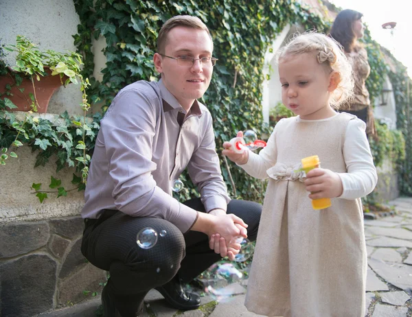 Nettes kleines Mädchen bläst Seifenblasen — Stockfoto