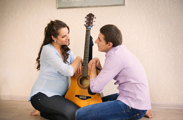 Feliz joven pareja embarazada — Foto de Stock