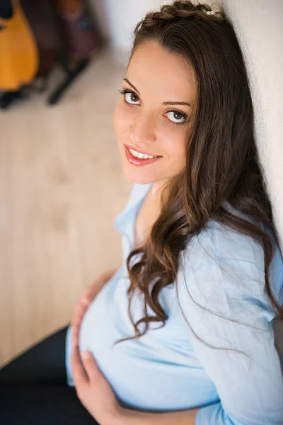 Young pregnant woman at home — Stock Photo, Image