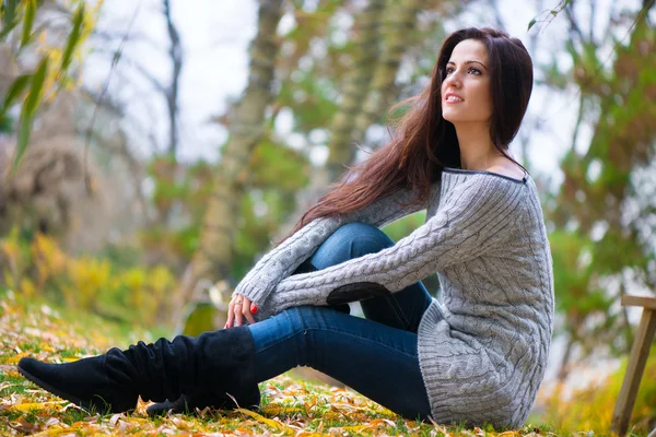 Bella ragazza al parco autunnale — Foto Stock