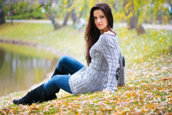 Vacker flicka på hösten park — Stockfoto