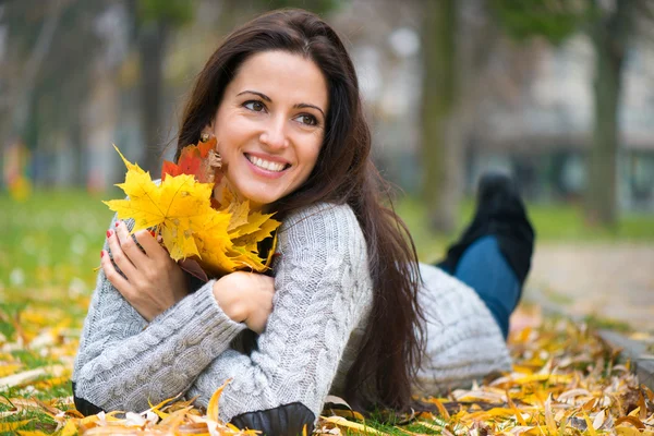 Sonbahar yaprakları ile genç kız — Stok fotoğraf