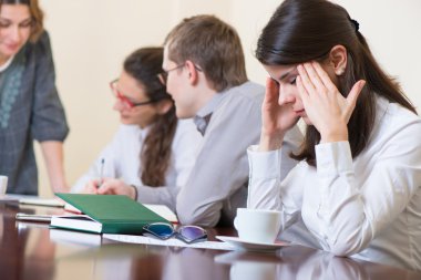 yorgun bir iş kadını baş Semineri