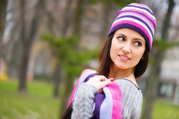Красивая молодая девушка в полосатой шляпе — стоковое фото