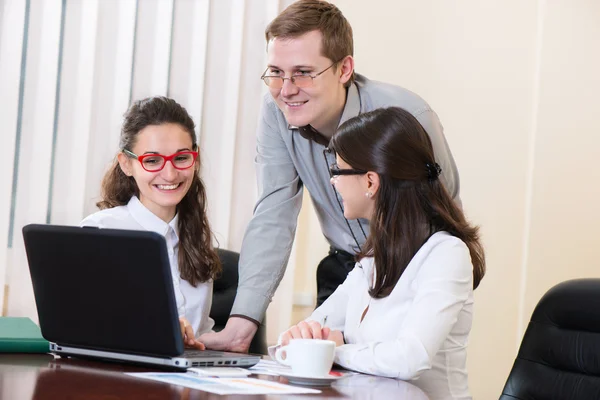 Jóvenes empresarios hablando en la reunión — Foto de Stock