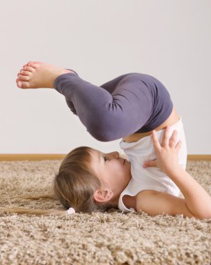 sevimli küçük kız yoga egzersiz