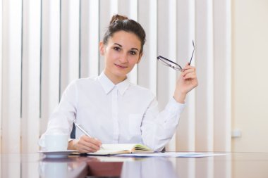 masada oturan beyaz genç kadın