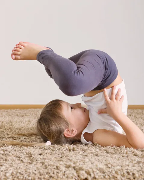 Mignon petite fille yoga exercice — Photo