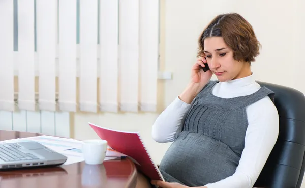 Young pregnant woman working at office — Stock Photo, Image