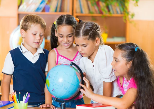 Glückliche Schüler in der Schule — Stockfoto