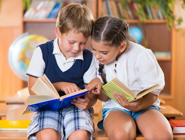 Okulda mutlu öğrenciler