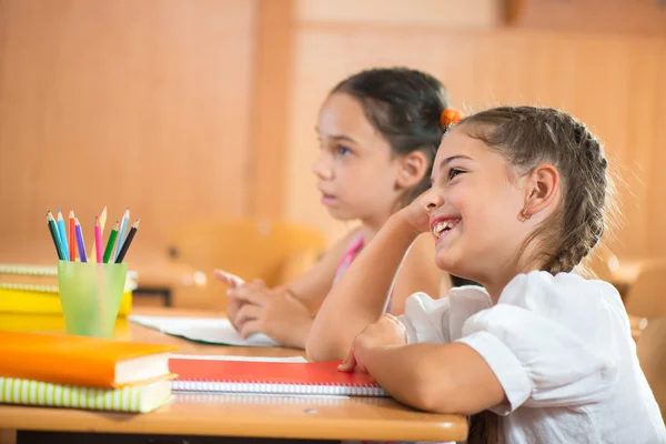 Allievi felici a scuola — Foto Stock