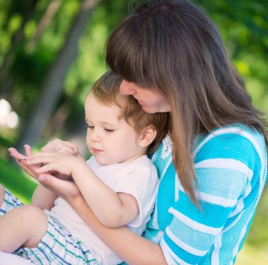genç anne ve küçük oğlu Parkı