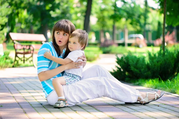 Gelukkige familie in zonnige park — Stockfoto