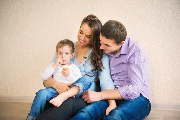 Glad familjeporträtt — Stockfoto