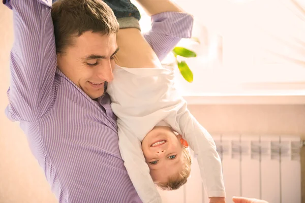 Pai feliz brincando com o filho — Fotografia de Stock