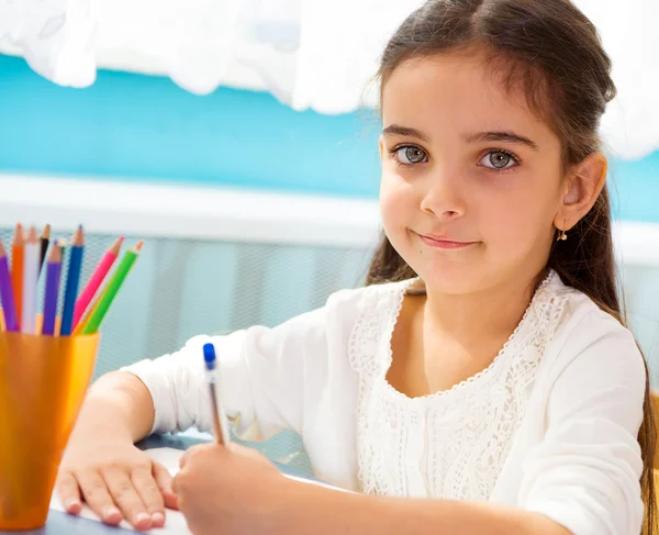 Linda chica hispana escribiendo en la escuela —  Fotos de Stock