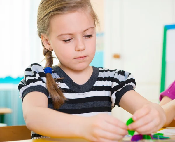 Schattig klein meisje op de kleuterschool — Stockfoto