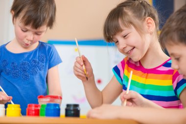 şirin çocuk anaokulu, renkli boya ile resim