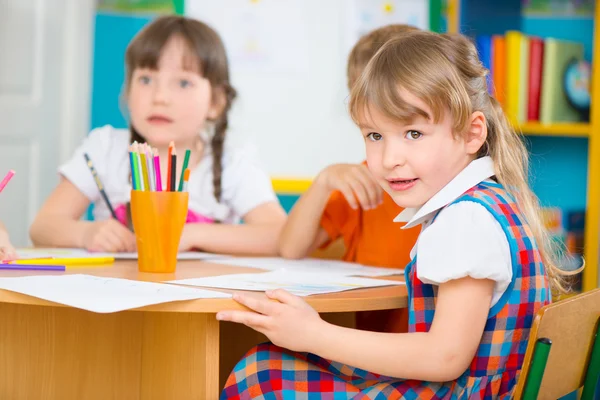 Deux petites filles dessinent à la maternelle — Photo