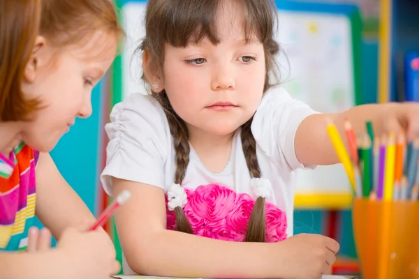 Two little girls drawing at kindergarten — Stock Photo, Image