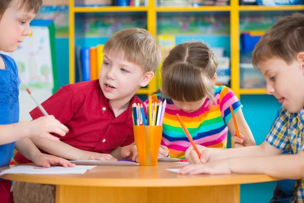 Niedliche Kinder malen mit bunten Farben im Kindergarten — Stockfoto