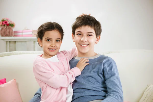 Gelukkig broer en zus thuis — Stockfoto