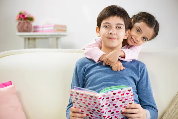 Двое детей читают книгу дома — стоковое фото