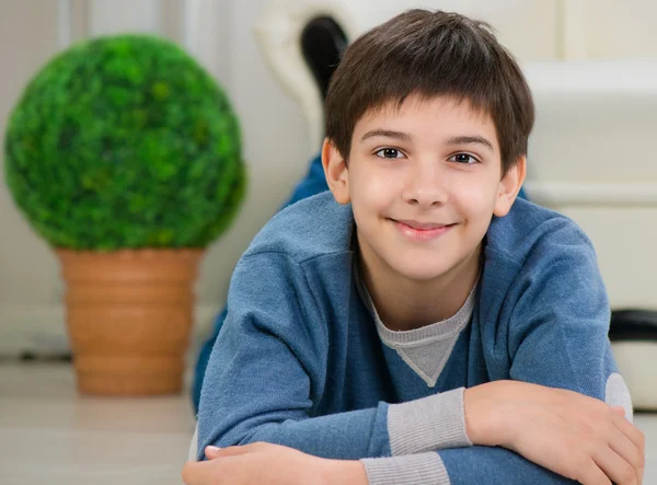 Bel ragazzo adolescente sdraiato sul pavimento — Stockfoto