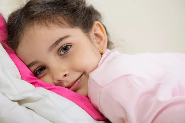 Süßes hispanisches Mädchen liegt im Bett — Stockfoto