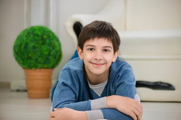 Όμορφος έφηβος αγόρι που βρίσκεται στον όροφο — Φωτογραφία Αρχείου