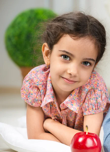 Ragazza carina sdraiata sul pavimento con libro — Foto Stock