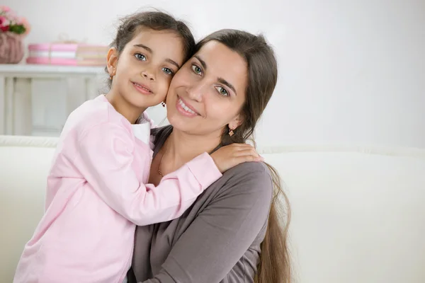 Gelukkig jonge moeder met dochter — Stockfoto