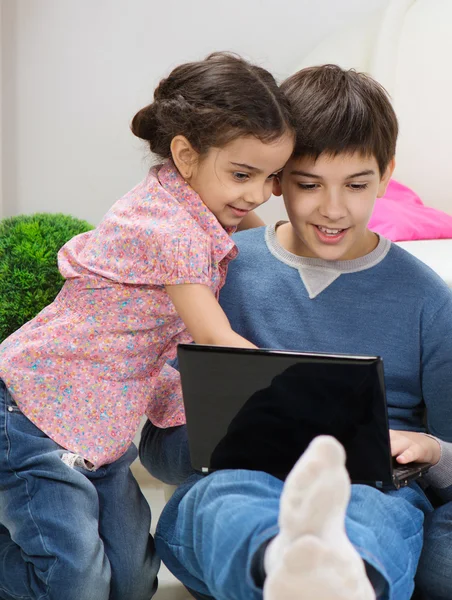 Excited bother and sister with laptop — Stock Photo, Image