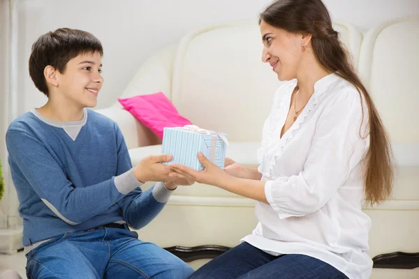Cute son presenting a gift to mother — Stock Photo, Image