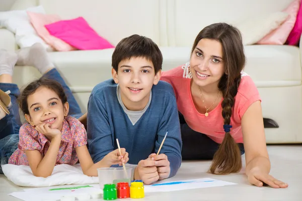 Twee kinderen schilderij met kleurrijke verf thuis — Stockfoto