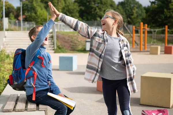 Två Glada Barn Firar Sin Lagframgång Efter Lektionerna Utomhus — Stockfoto