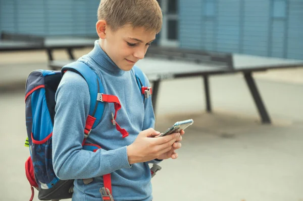 Retrato Bonito Adolescente Escola Menino Navegando Internet Usando Telefone Celular — Fotografia de Stock